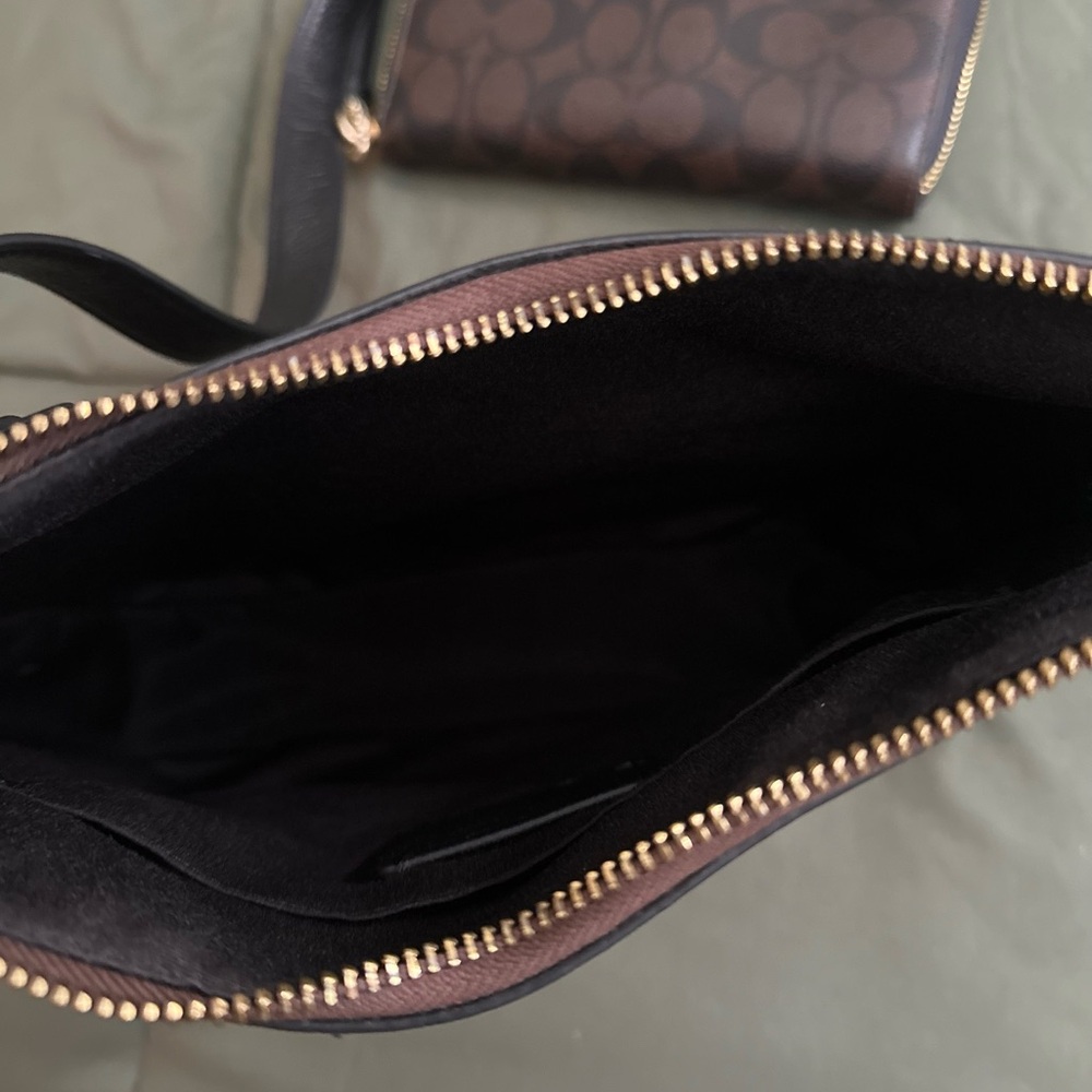 LIKE NEW COACH ELLIE FILE BAG IN SIGNATURE CANVAS with Wallet - Picture 6 of 7